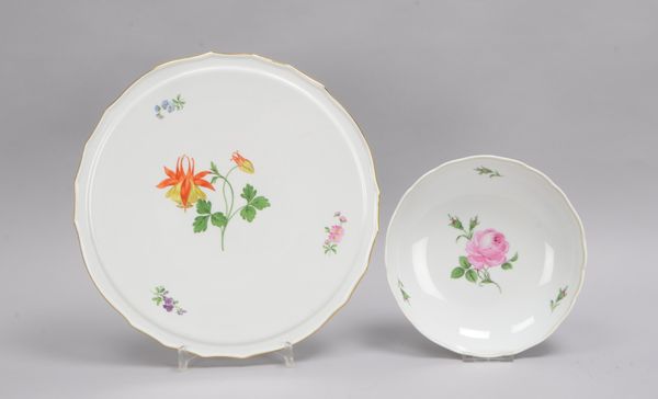 Meissen (Schwertermarke - verschiedene Qualitäten), 2 Porzellanteile: Tortenplatte und Schale