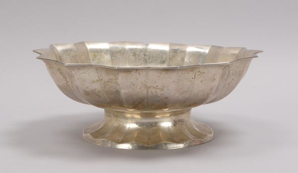 Schale (Schweden), 830 Silber (mehrfach punziert), auf Stand; Höhe 11,5 cm, Durchmesser Ø 33 cm