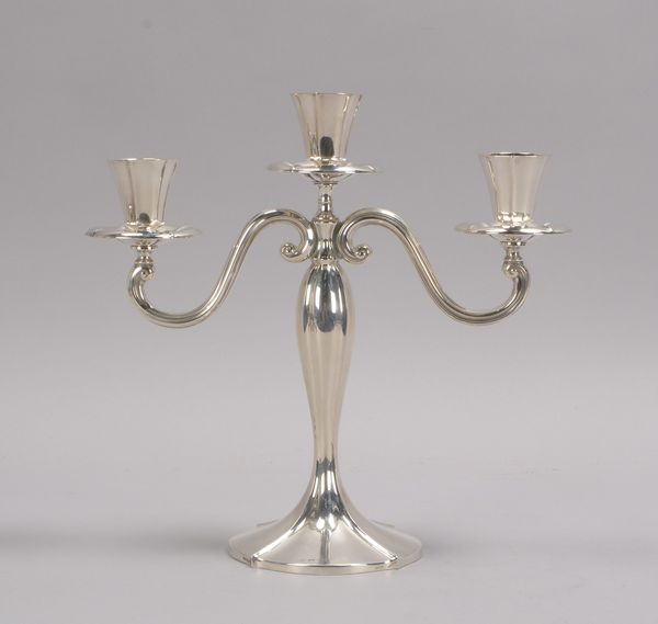 Tischkerzenleuchter (Schweden), 830 Silber (mehrfach punziert), 3-flammig; Höhe 28 cm, Gewicht 462 g