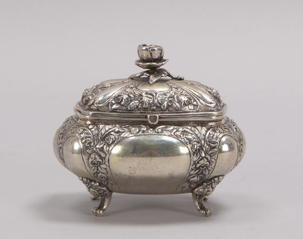 Barocke Zuckerdose (Schweden), 835 Silber (mehrfach punziert), Dose auf Füßen; Höhe 10 cm