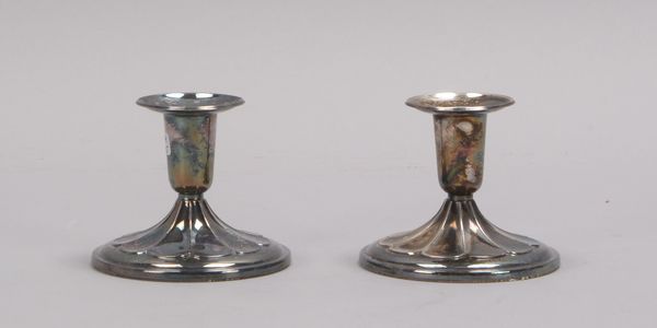 Paar Tischkerzenleuchter (Schweden), 830 Silber (mehrfach punziert) - gefüllt; Hohe 7,5 cm