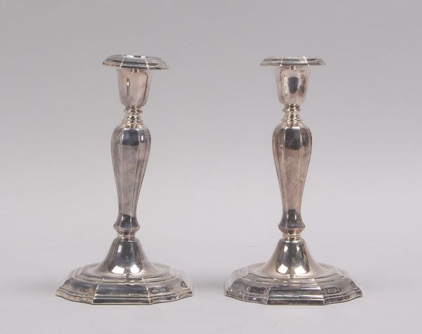 Paar Tischkerzenleuchter (Schweden), 925 Sterlingsilber (mehrfach punziert) - gefüllt; Höhe 20 cm