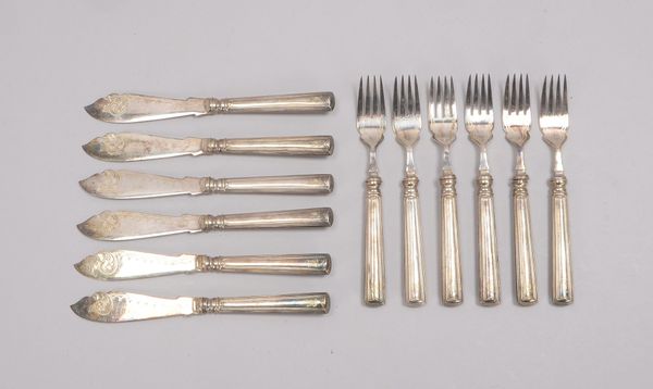 Fischbesteck, versilbert, mit ziselierten Klingen und Zinken, Griffe mit Gravurmonogramm