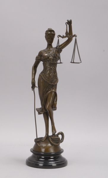 Bronzeskulptur (nach Meyer), 'Justitia', signiert, Figur auf rund gekehltem Marmorsockel; Höhe 40 cm