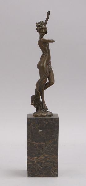 Bronzeskulptur (nach Milo), 'Tanzender Akt', signiert, Figur auf Marmorsockel; Höhe 36,5 cm