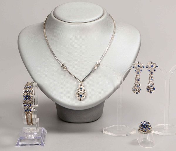 Schmuckset, 585 WG (gestempelt), mit Saphirbesatz, 4-teilig: Collier, Armband, Ring, Clipohrhänger