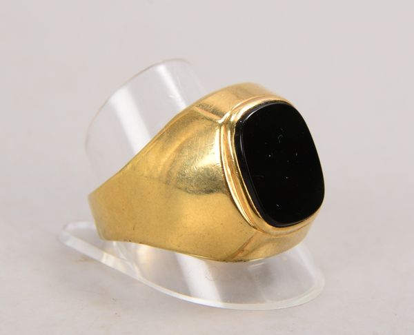 Herrenring, 333 GG (gestempelt), Ringkopf besetzt mit einer Onyxplatte; RG 69/70, Gewicht 5,60 g