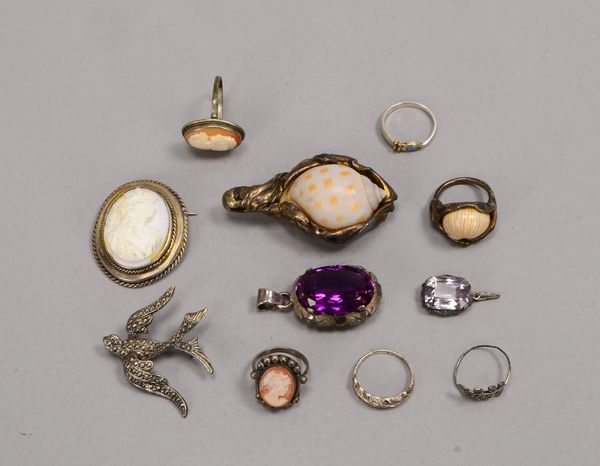 Silberschmuck-Konvolut, verschiedene Teile: Anhänger, Broschen, Ringe, mit unterschiedlichem Besatz