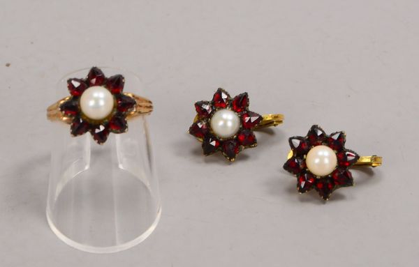 Ring, 585 (gestempelt), mit Perlen und Granatbesatz, RG 54, Gewicht 3,20 g; anbei Paar Ohrclips