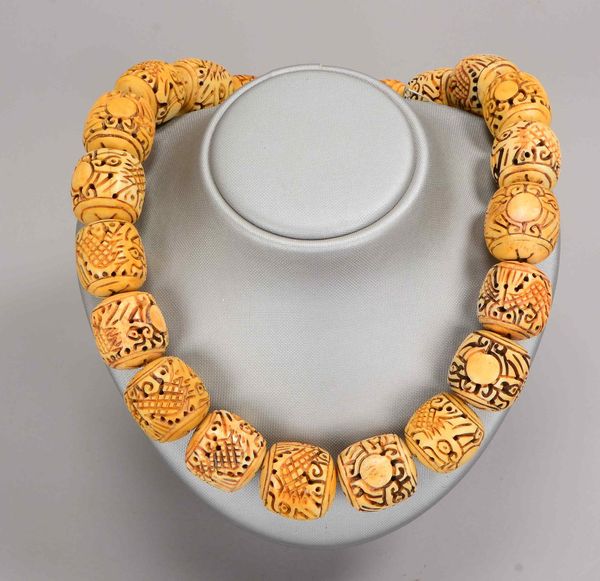 Ethnoschmuck (China), Collier mit 20x runden Bein-Perlen, Maße Perle 26 x 28 mm, Perlen beschnitzt