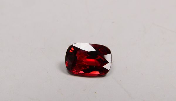 Spinell (Luc Yen/Vietnam), unbehandelter Stein von ca. 1,65 ct (Stein mit Gebrauchsspuren)