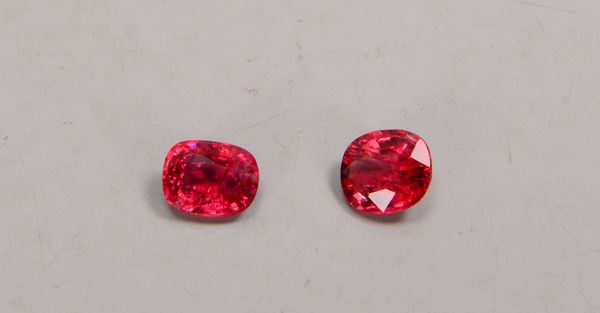 2 Spinelle (Luc Yen/Vietnam), unbehandelte Steine/zusammen ca. 2,20 ct (Steine mit Gebrauchsspuren)