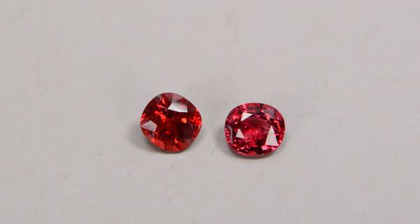 2 Spinelle (Luc Yen/Vietnam), unbehandelte Steine/zusammen ca. 2,95 ct (Steine mit Gebrauchsspuren)