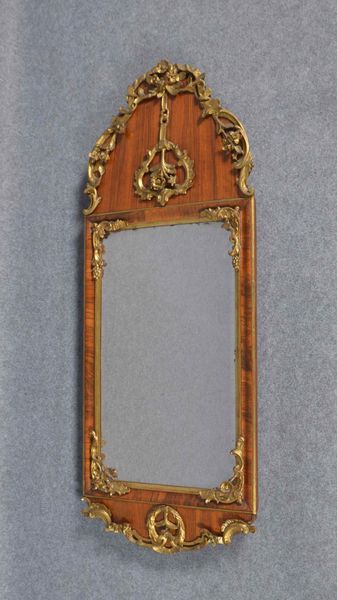 Antiker Wandspiegel (wohl Schleswig Holstein, um 1770), Nussbaum-Rahmen mit Goldleiste/Applikationen