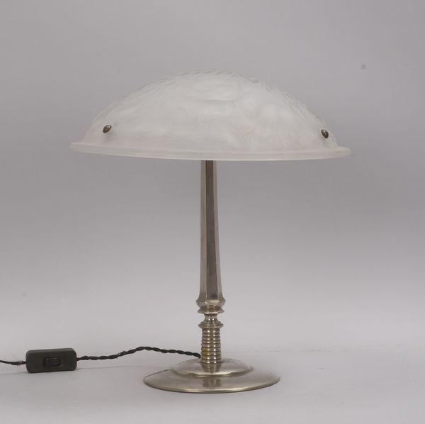 Lampe (Art déco), 3-flammig, Metallschaft/teils 6-passig, mit reliefiertem mattiertem Glasschirm