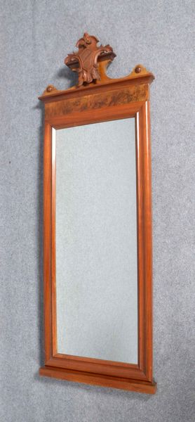 Garderobenspiegel, Mahagoni, hochrechteckige Form, mit Wappenschild-Bekrönung - nicht original