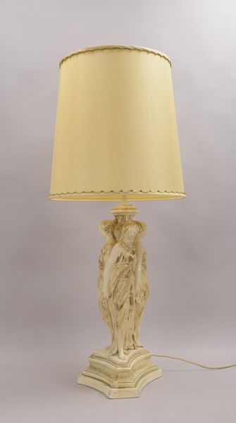 Tischlampe, Stein(?) cremefarben glasiert, figürlicher Schaft (nach griechischem Vorbild)