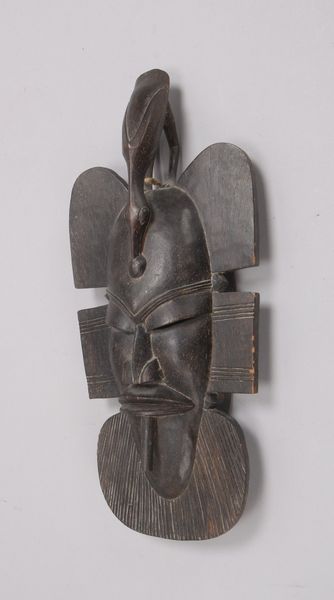 Ritualmaske (wohl Benin/Afrika), Holz handgeschnitzt, mit figürlicher Bekrönung (Vogelmotiv)