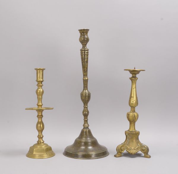 Kleines Tischkerzenleuchter-Konvolut, Bronze, verschiedene Ausführungen und Zeiten, 3 Stück