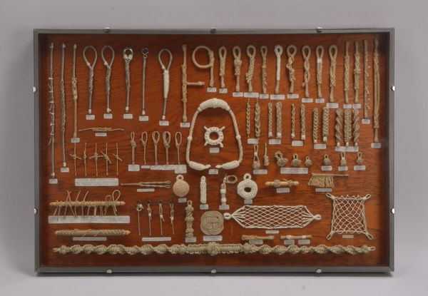 Maritimes Sammlerstück: schöne Seemansknotentafel, Knoten jeweils mit Bezeichnung, hinter Glas
