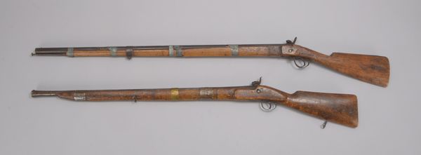 2 Sammler-Nomadengewehre (Nordafrika), antk, verschiedene Ausführungen; Länge 143 cm/Länge 125 cm