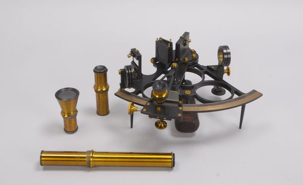 Sextant, Hersteller C. Plath/Hamburg, mit etwas Zubehör, im Mahagonikasten; Maße Kasten: Höhe 14 cm