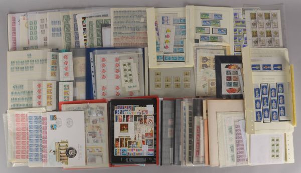 Briefmarken: 'DDR'-Bogenware, im reich gefüllten Karton (günstig angesetzt!)