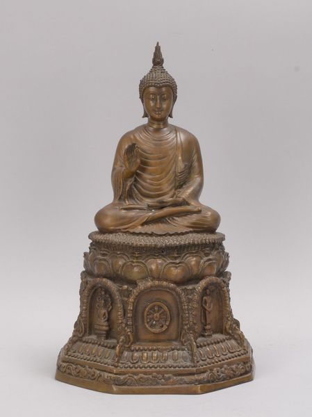 Bronzeskulptur (Indien), 'Sitzender Buddha', Figur umlaufend mit szenischen Reserven, Hohlguss