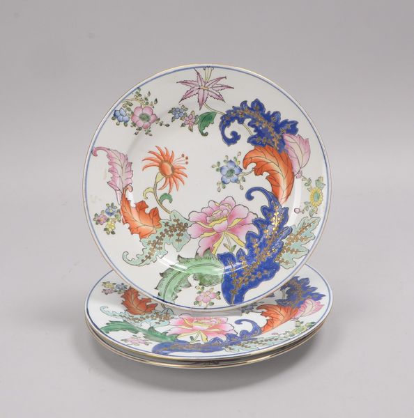 Satz Porzellanteller (China, 20. Jahrhundert), mit Blumendekor und Goldrand, 3 Stück