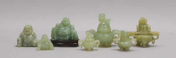 Kleines Konvolut Jadeschnitzereien, verschiedene Ausführungen: 3x Buddhafiguren, und 4x Deckelgefäße