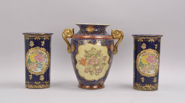 Vase mit Paar Beistellern (Japan), vorder- und rückseitig mit floraler Gestaltung, mit Bodenmarke