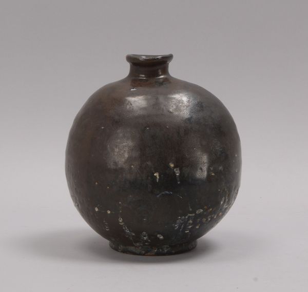Keramikvase (wohl Japan), leicht gedrückte bauchige Form mit kurzem Hals, mit Glasur in Schwarzbraun