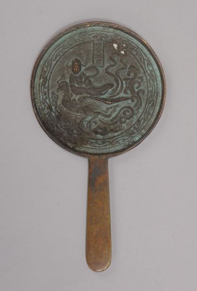 Handspiegel (China), Bronze, mit Reliefdekor ('Buddha auf Fantasievogel'); Höhe 20,5 cm, Ø 11 cm