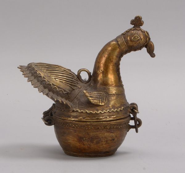 Figürliche Deckeldose (Indien), 'Vogel', Bronze, mit landestypischem Reliefdekor; Höhe 19,5 cm