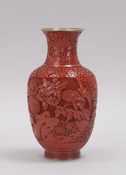 Vase (China), Rotlack geschnitten, innen und im Boden mit Emaille-Überzug in Blau; Höhe 23 cm