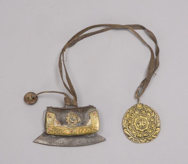 Feuerschläger (Indien/Tibet -?), antik, Stahl, mit darüberliegendem Lederetui für Zunder und Stein