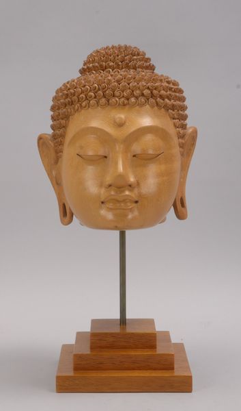 Bambusskulptur (Bali), 'Buddha-Kopf', auf Holzsockel schwebend montiert; Höhe 40,5 cm