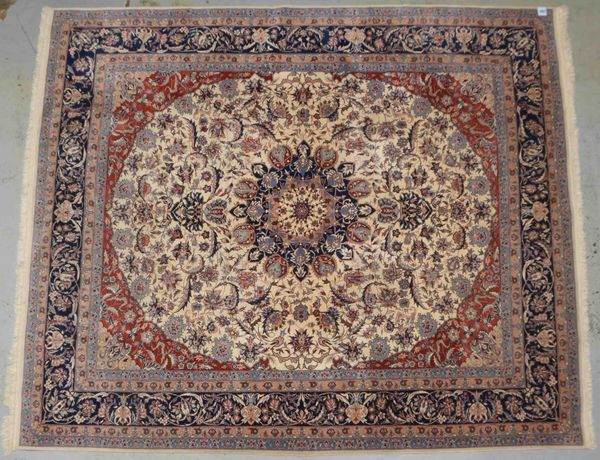 Isfahan (China), mittelfeine Knüpfung, Flor in gutem Zustand; Maße 310 x 259 cm