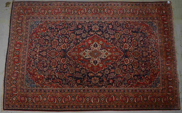 Keshan, Flor in insgesamt gutem Zustand; Maße 405 x 269 cm