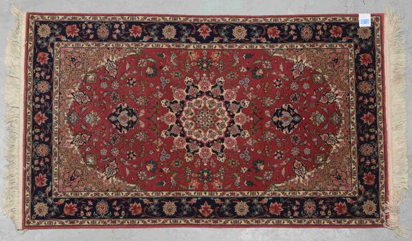 Täbriz, mittelfeine Knüpfung, Flor in gutem Zustand; Maße 160 x 94 cm