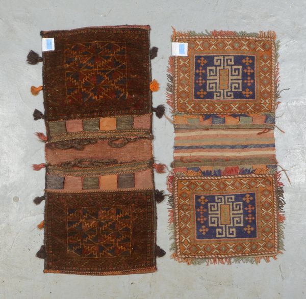 2 Eseltaschen (Salztaschen), alt, untersch. Knüpfgewebe/Flachgewebe