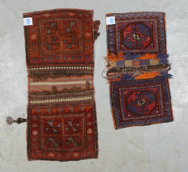 2 Eseltaschen (Salztaschen), alt, untersch. Knüpfgewebe/Flachgewebe