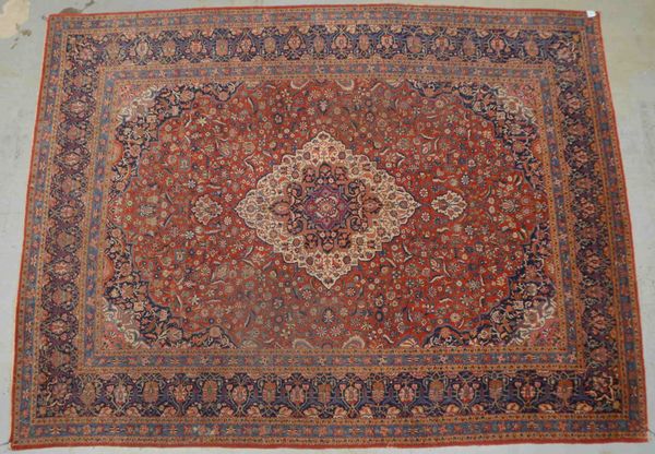 Keshan, älter, mittelfeine Knüpfung, Flor stellenweise etwas dünner; Maße 365 x 270 cm (Schmalseite