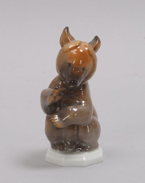 Allach, Porzellanfigur, 'Bittender Bär', im Boden gemarkt und signiert