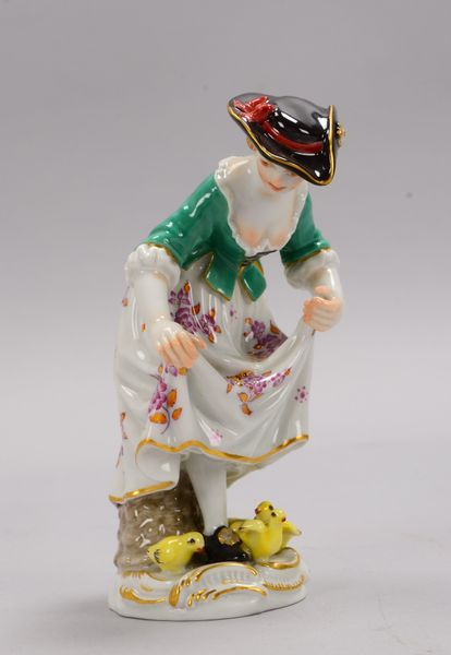 Meissen (I. Wahl, 20. Jh.), Porzellanfigur, 'Magd mit Küken', Modellnr. '60245'