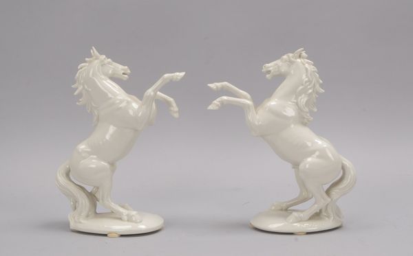 Nymphenburg, 2 Porzellanfiguren, 'Steigende Pferde', Modellnr. '738'/'738b'