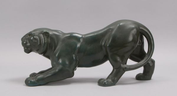 Keramikfigur, 'Panther' (in lauernder Haltung), mit grüner Glasur