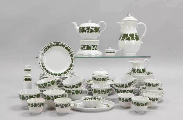Meissen (2-gestr.), Kaffee-/Teeservice, Weinlaubdekor, div. Servierteile, u.a.