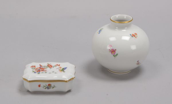 Meissen (I. Wahl), 2 Porzellangefäße: Tischvase und kleines Deckelgefäß