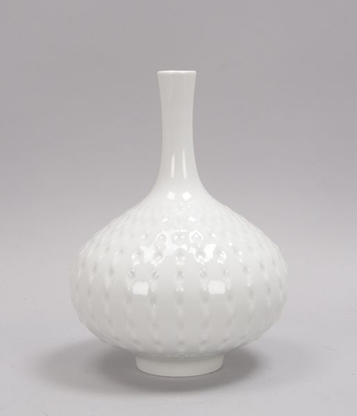 Meissen (I. Wahl), Porzellanvase, bauchiger Korpus mit langem schmalem Hals, mit Golfballstruktur, E